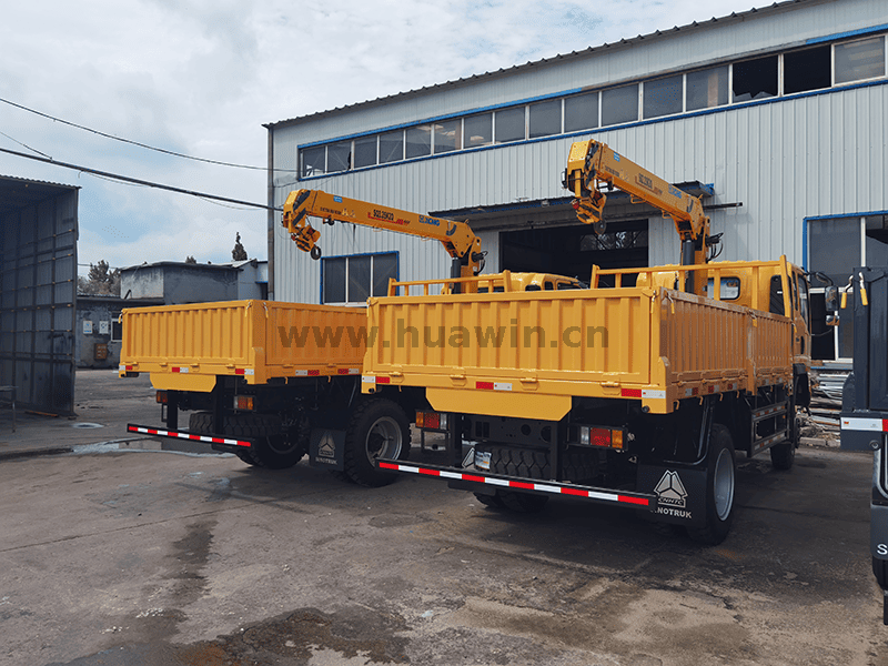 Sinotruk Howo 4X2 Crane Light Truck-2