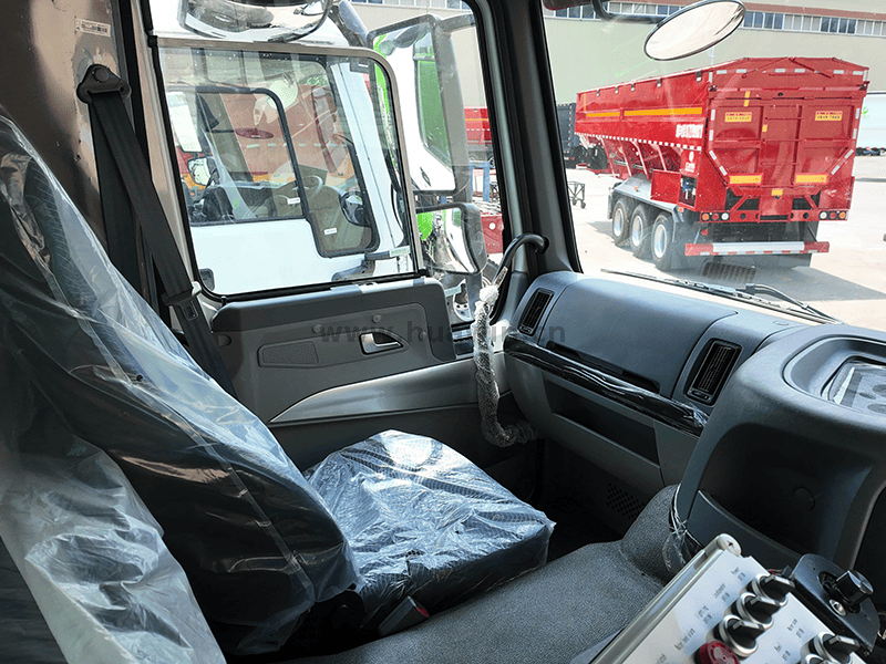 Sinotruk HOWO 4x2 Heavy-Duty Road Sweeper Truck-10