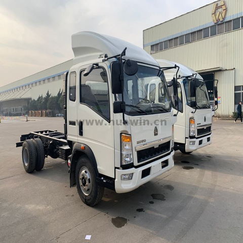 SINOTRUK HOWO 4×2 Light Duty With Air Deflector Cargo Chassis 