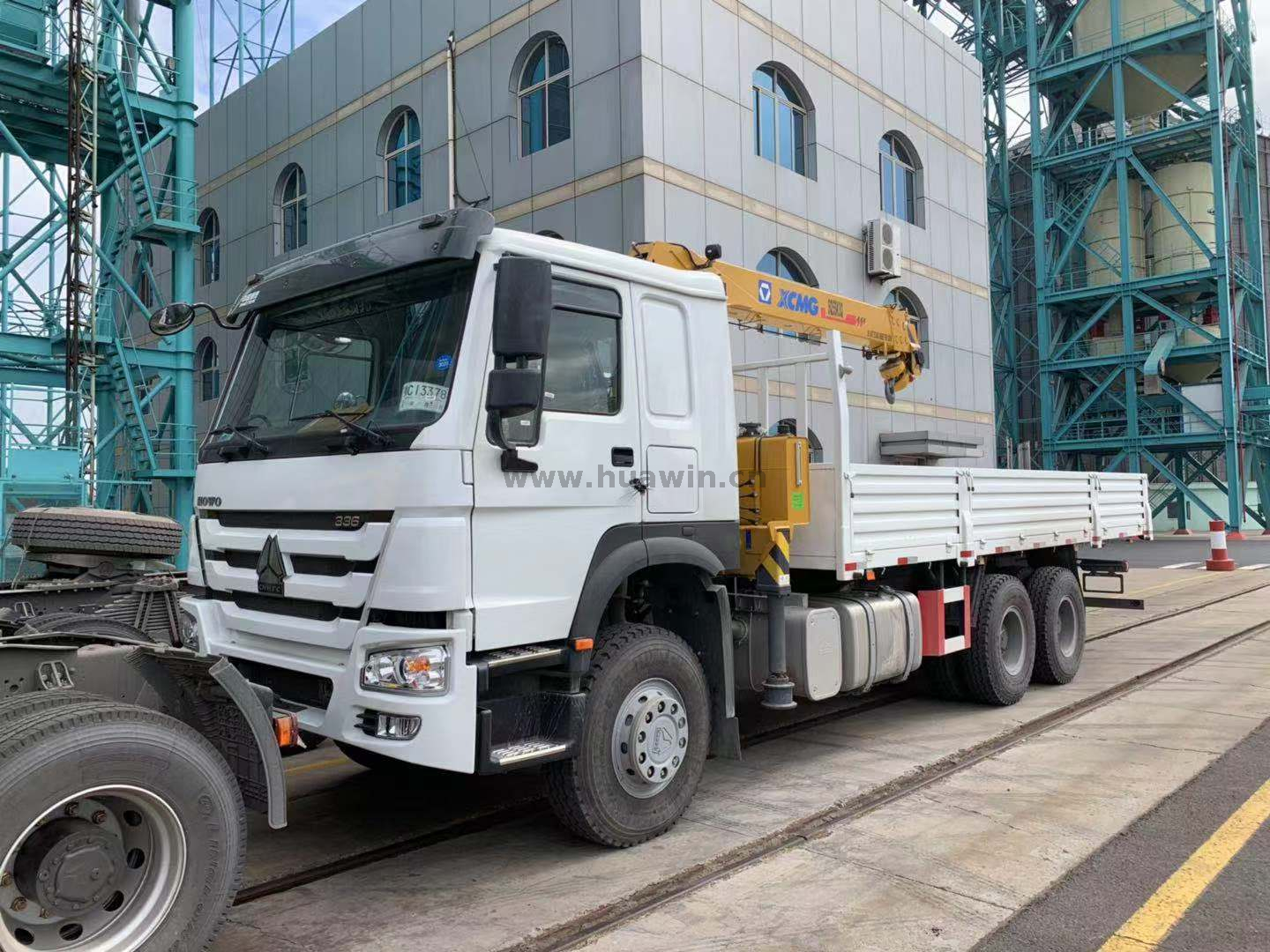 SINOTRUK HOWO 6x4 Crane Truck - 10Ton XCMG Telescopic Boom