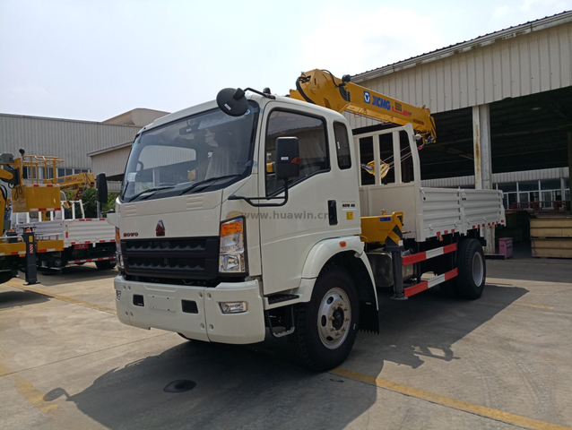 SINOTRUK 2 Ton Telescopic Mobile Crane with Light Truck Chassis