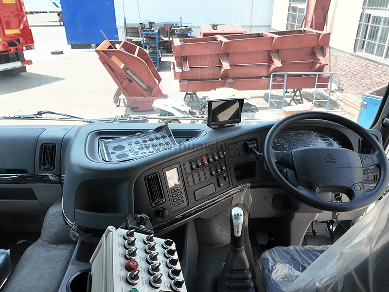 Sinotruk HOWO 4x2 Heavy-Duty Road Sweeper Truck-9