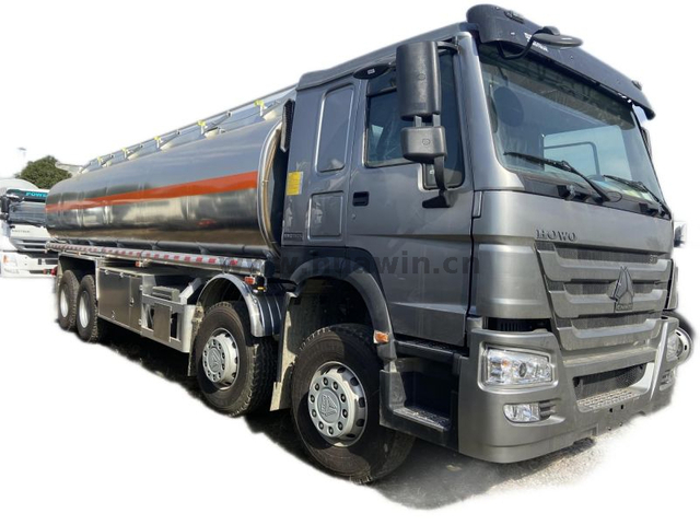 SINOTRUK HOWO 8X4 12 Wheeler Fuel Tanker Truck 30 KL Aluminum Material