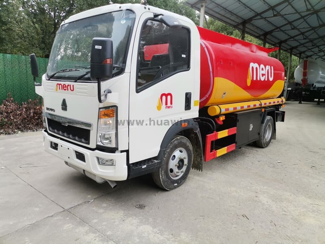 SINOTRUK HOWO 4X2 5CBM Refueling Tank Truck
