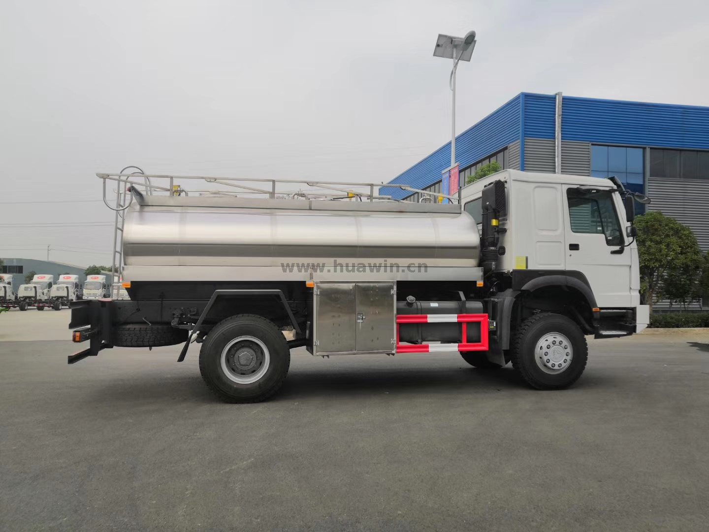 SINOTRUK HOWO 6X4 Milk Storage and Transport Truck 16 cbm 