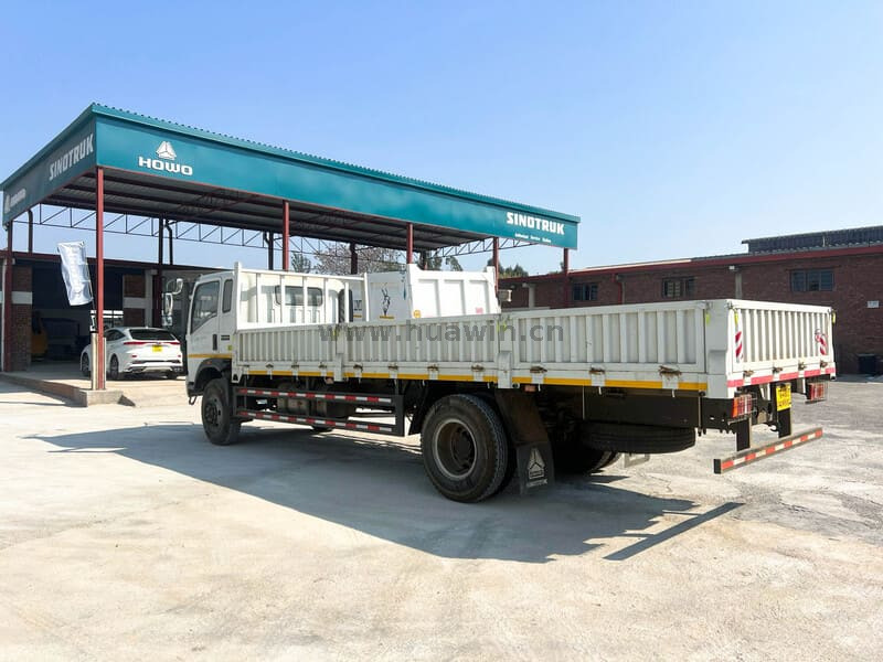 SINOTRUK HOWO 4X2 Light Duty Cargo Truck Dropside Lorry Truck-21