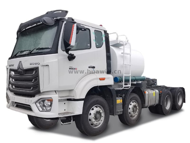 Sinotruk Howo NX 8X4 Tractor(4 CBM tank)