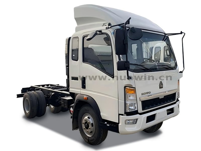 SINOTRUK HOWO 4×2 Light Duty With Air Deflector Cargo Chassis 