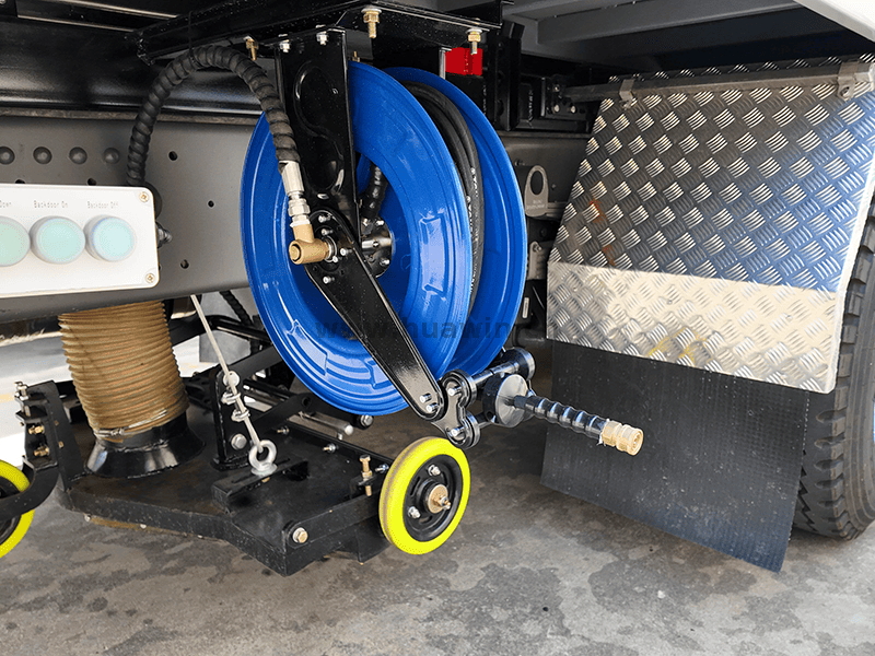 Sinotruk HOWO 4x2 Heavy-Duty Road Sweeper Truck-11