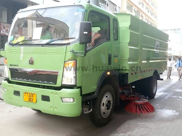 SINOTRUK HOWO 4x2 Road Sweeper & Washing Truck-6CBM