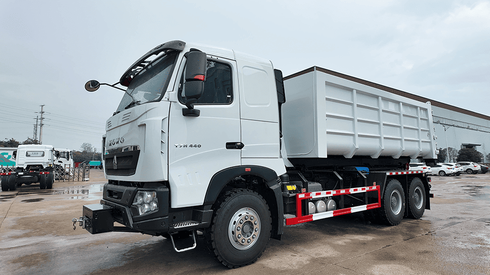 Customized 6x4 Hook Lift Truck for Peruvian Palm Oil Plantation