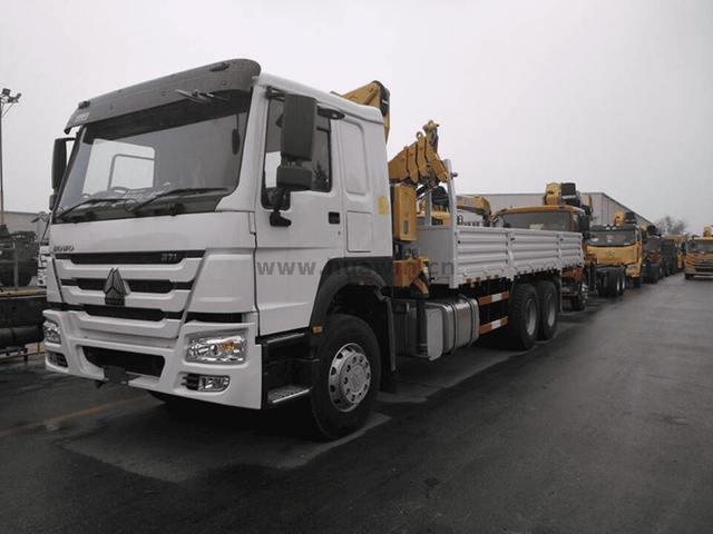 SINOTRUK HOWO 6X4 Crane Truck with 8T Folded Arm Crane