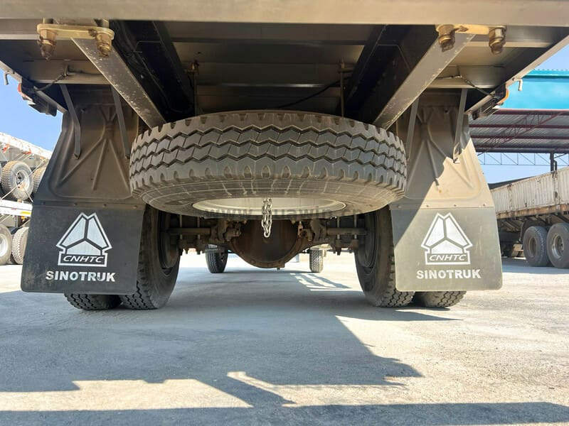 SINOTRUK HOWO 4X2 Light Duty Cargo Truck Dropside Lorry Truck-8