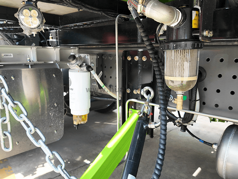 Sinotruk HOWO 4x2 Heavy-Duty Road Sweeper Truck-4