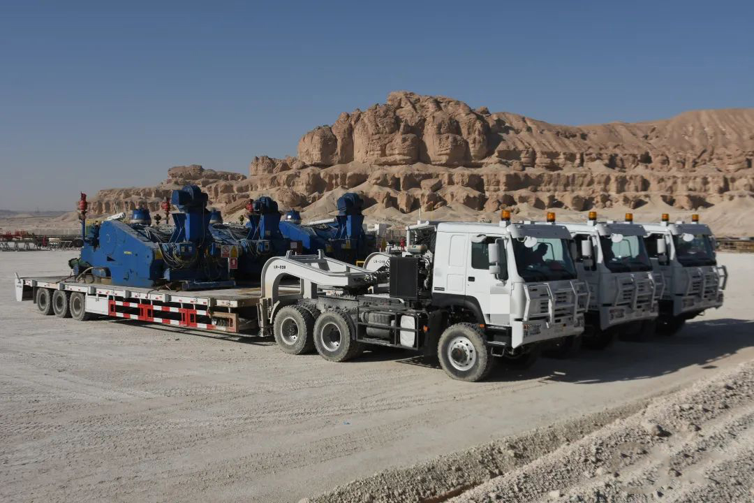SINOTRUK HOWO All-wheel Drive Tractor Truck appear in Oil field of Saudi Arabia