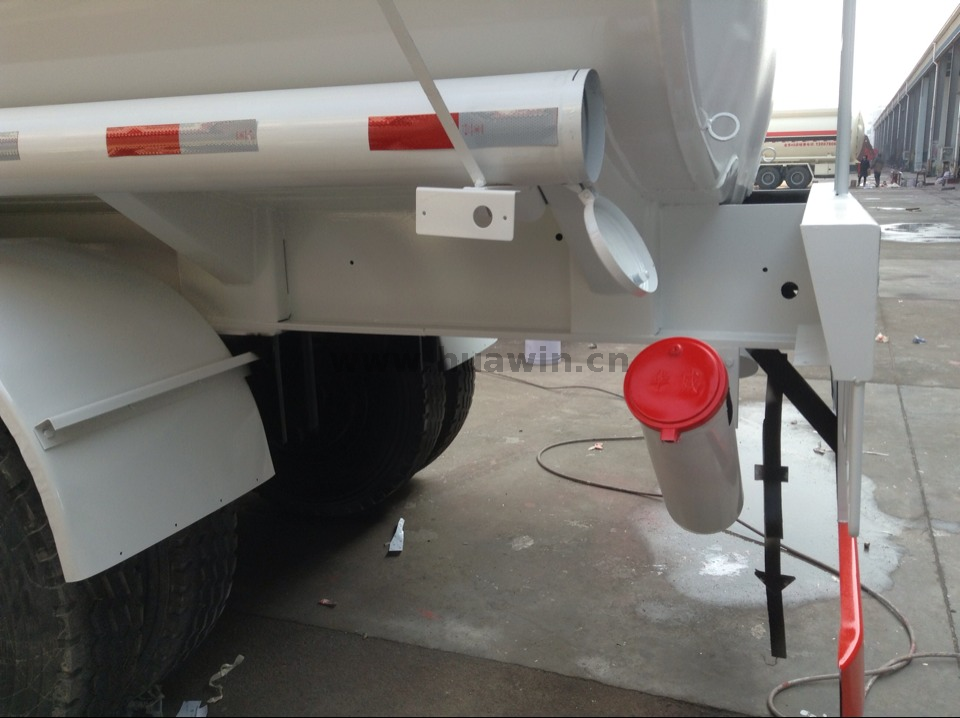 Sinotruk 40000-50000L Oil Tank Truck Fuel Tanker Semi Trailer 