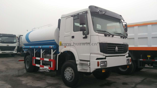 SINOTRUK HOWO 8CBM 4X2 Water Tank Truck