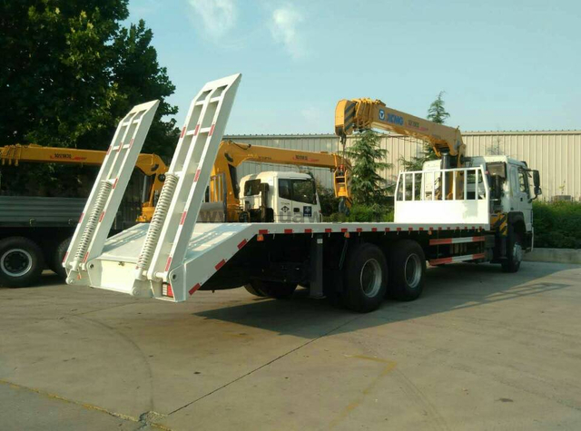 SINOTRUK HOWO 6x4 Self Loader - 10Ton XCMG Telescopic Boom