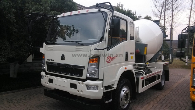 SINOTRUK HOWO 4x2 Concrete Mixer Truck - 6CBM