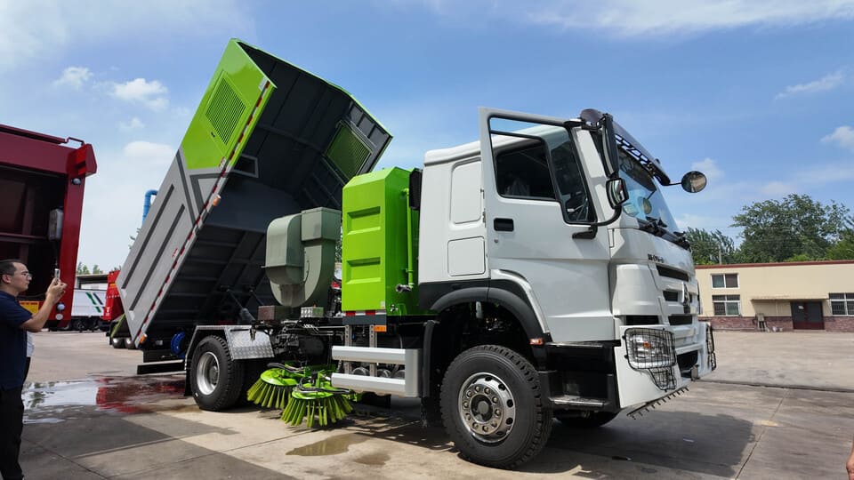 Sinotruk HOWO 4x2 Heavy-Duty Road Sweeper Truck-12 (1)