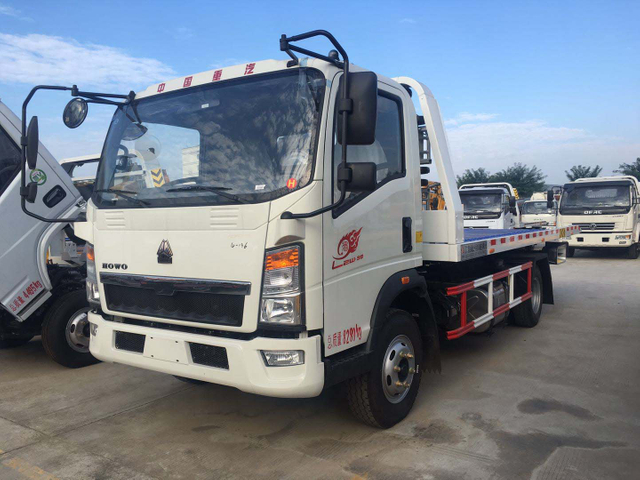 SINOTRUK HOWO Machinery Transportation Self Loader Wrecker Truck