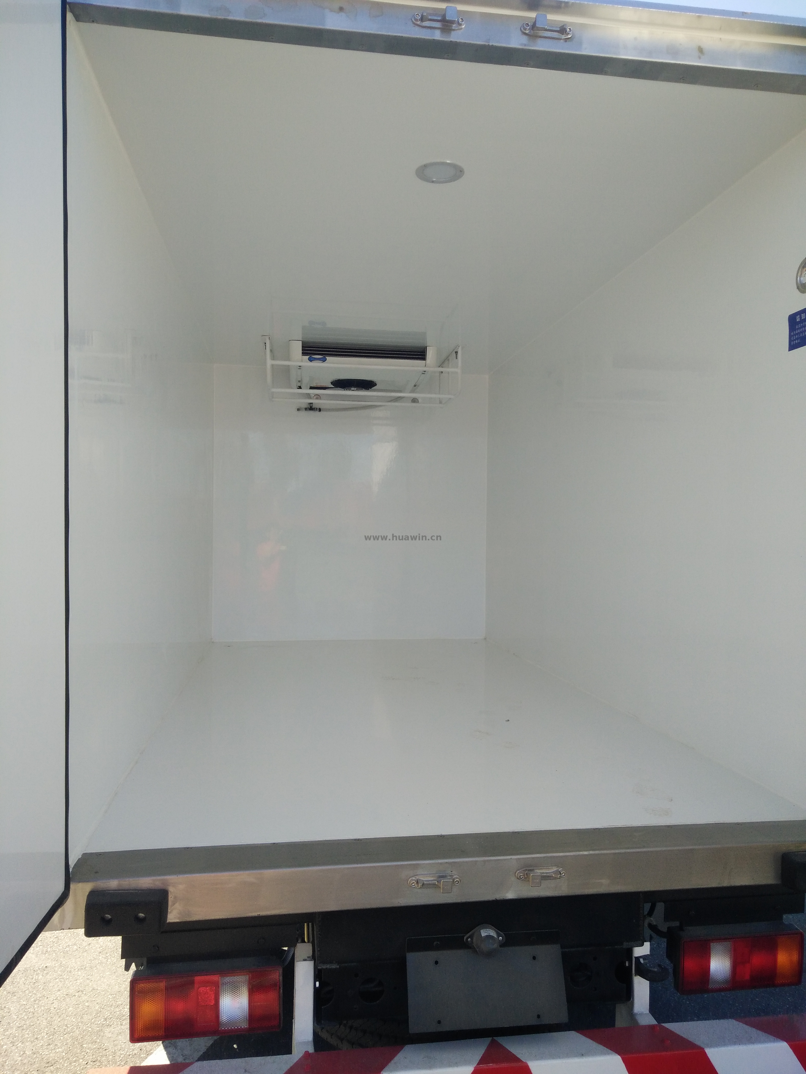SINOTRUK HOWO 4x2 Refrigerator Truck-5Ton