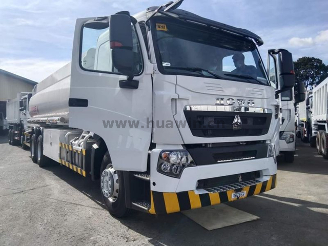 SINOTRUK A7 T7 8X4 Fuel Tanker Truck 25 CBM