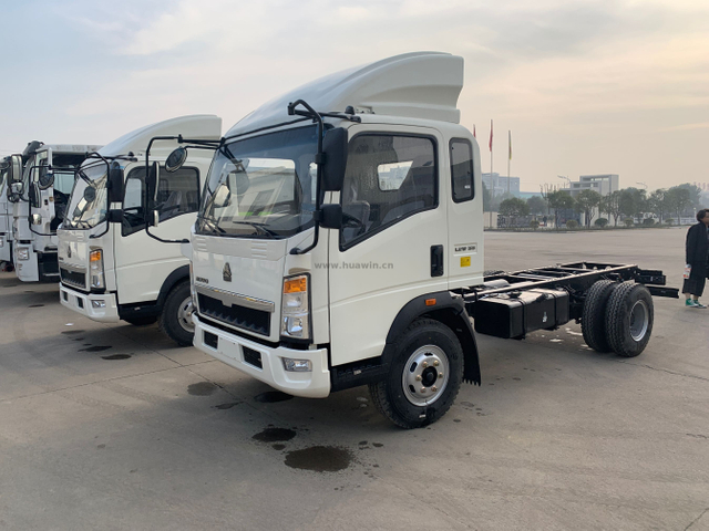 SINOTRUK HOWO 4×2 6 Wheels Light Duty 10T Cargo Chassis 