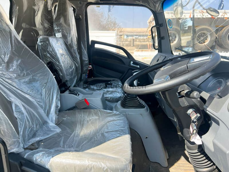 SINOTRUK HOWO 4X2 Light Duty Cargo Truck Dropside Lorry Truck-5